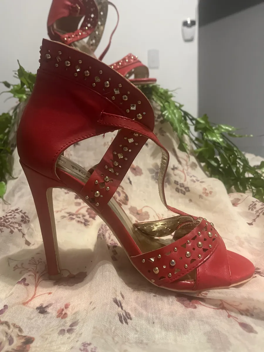 Plum Coral Gold Studded Heels – Size 3
