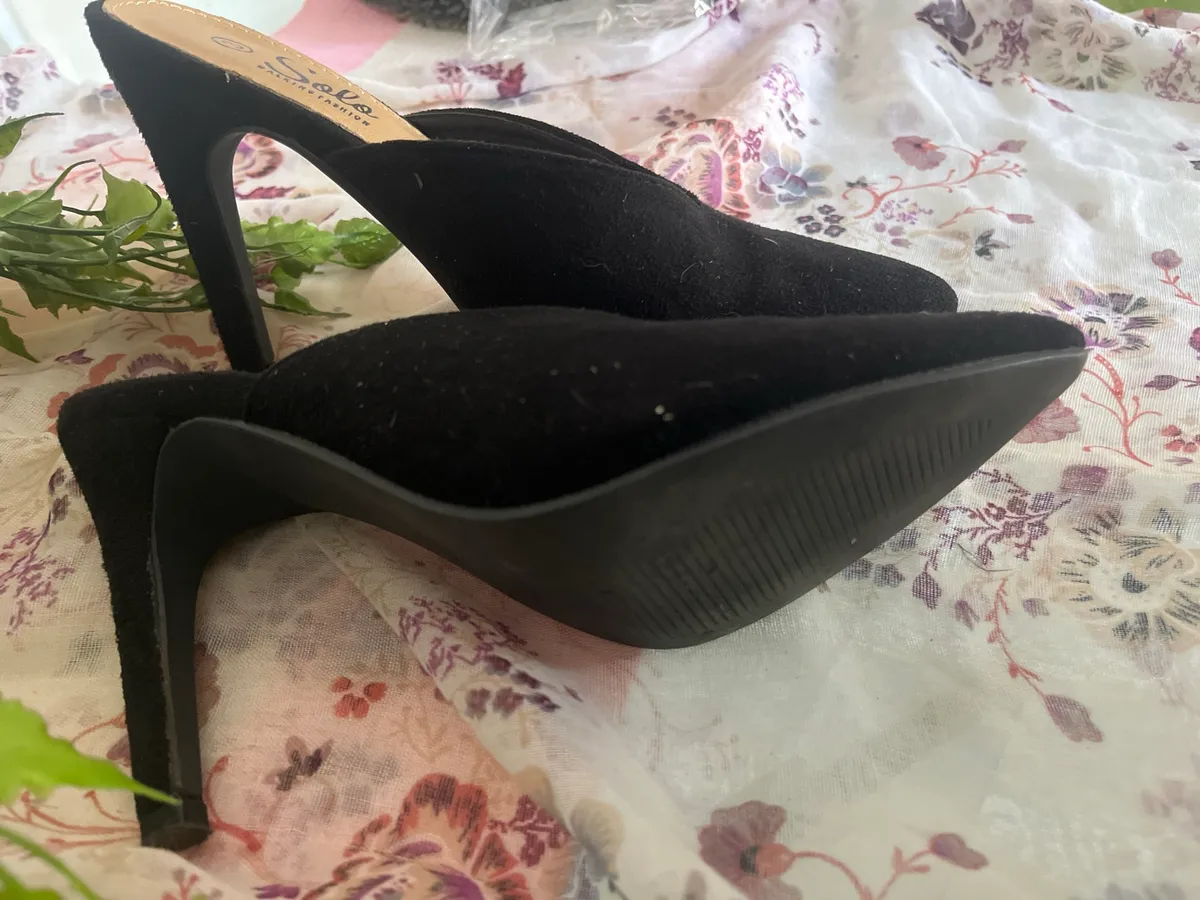 Solo Black Pointed-Toe Mules – Size 3