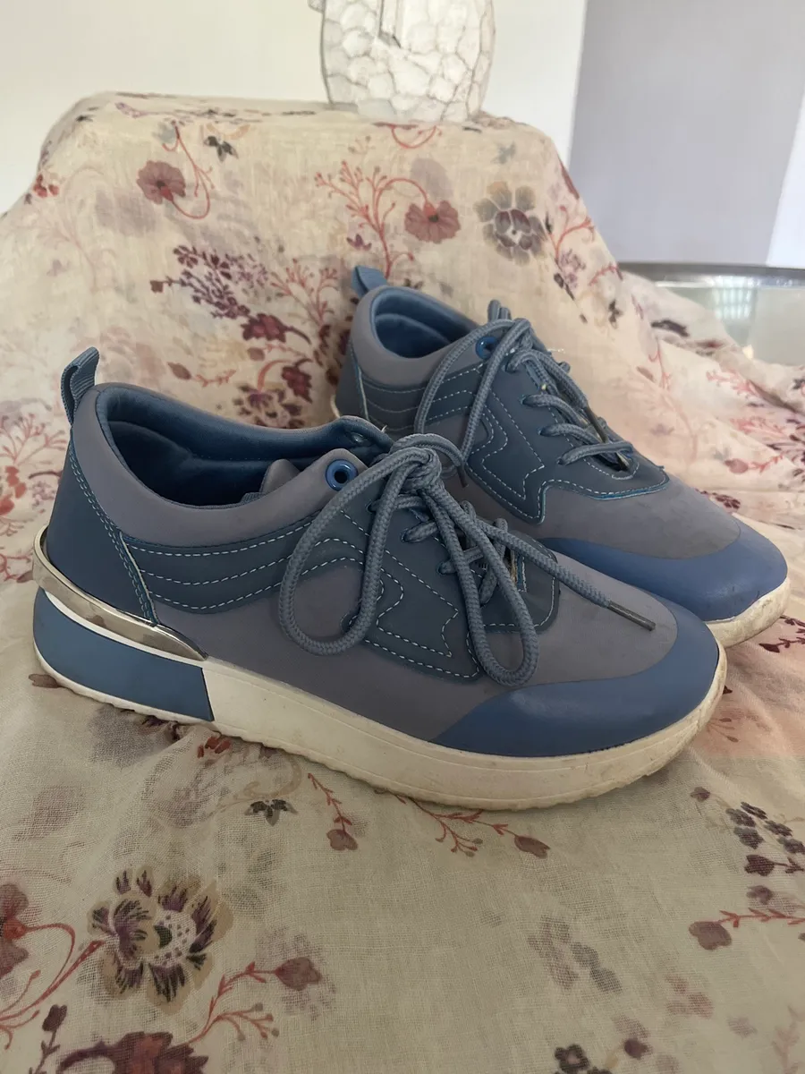 TomTom Blue Lace-Up Sneakers – Size 4
