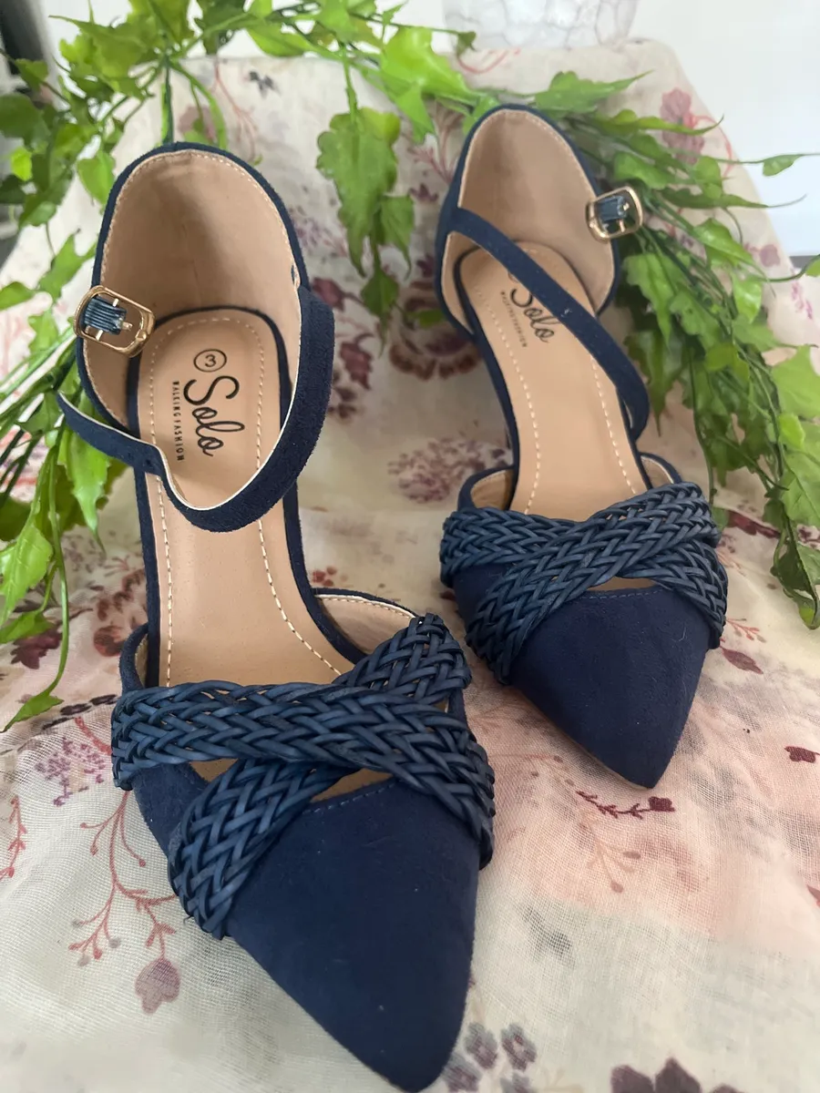 Solo Navy Pointed-Toe Heels – Size 3